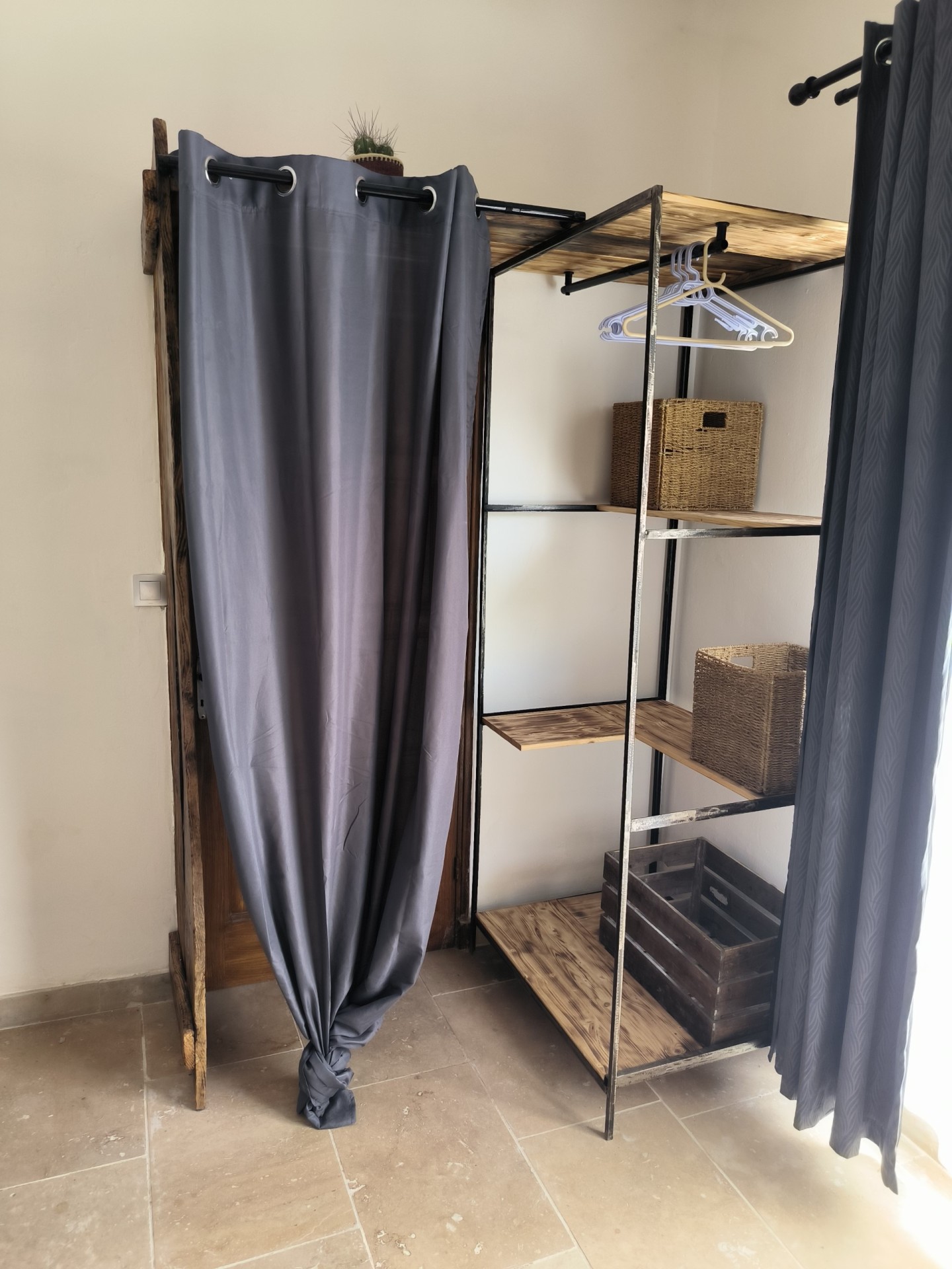 Coin dressing suite
